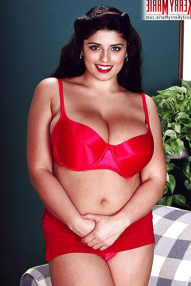 16P Chubby MILF Kerry Marie liberando enormes peitos e mamilos da lingerie