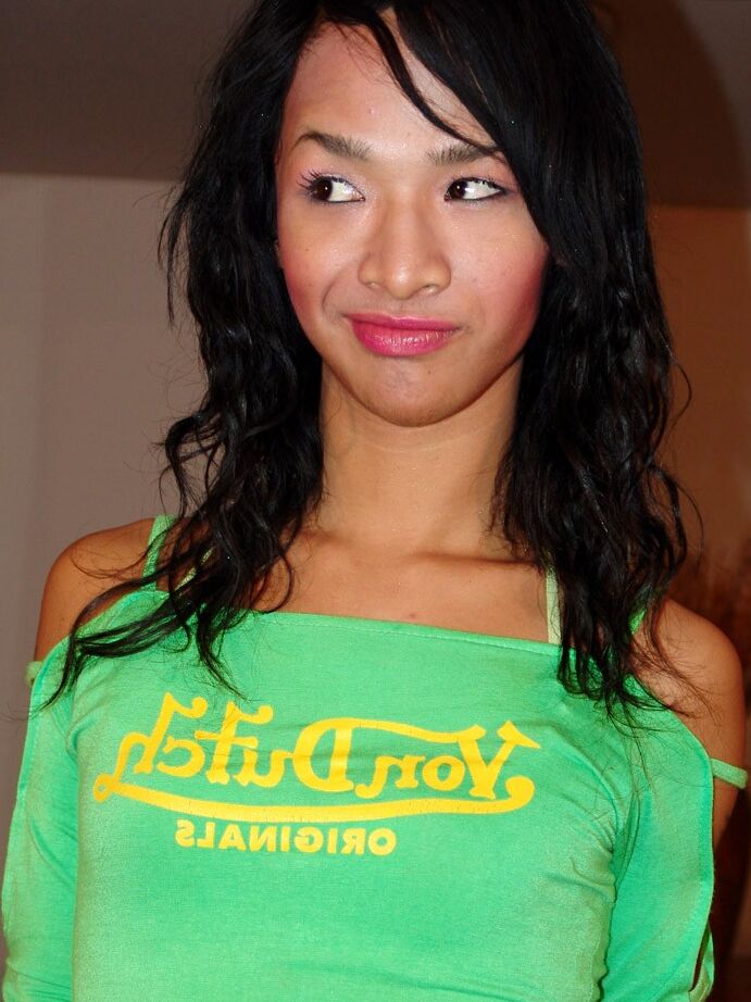16P Asiatique TGirl Annita