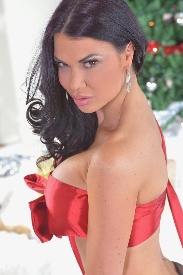 21P La MILF británica Jasmine Jae hace alarde de sus grandes aldabas