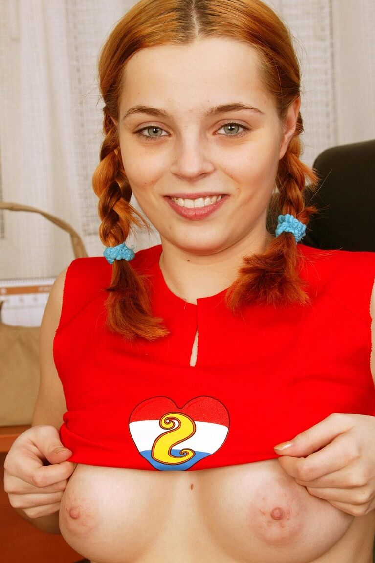 17P Niky, ruiva com rabo de cavalo, tira a calcinha e brinca com seu regalo sexy