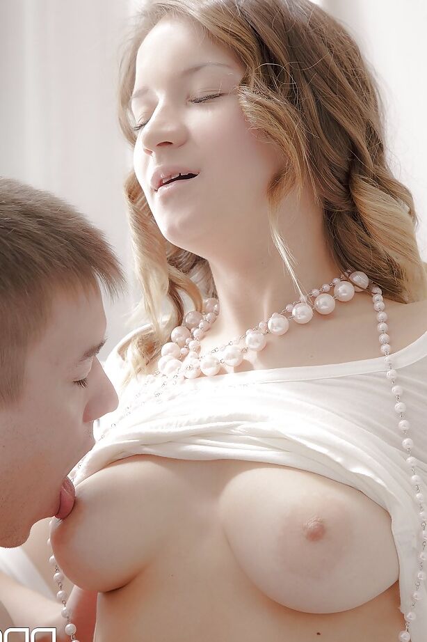 16P Ado européenne aux petits seins se fait sodomiser pour la première fois par une grosse bite