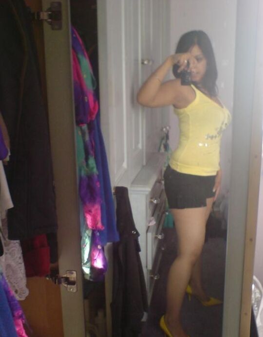 10P Linda universitaria india dando algunas poses sexys