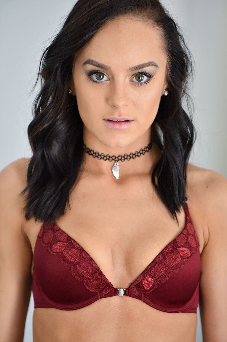 21P Cutie Kylie se quita el body y muestra su coño carnoso y sus pequeñas tetas