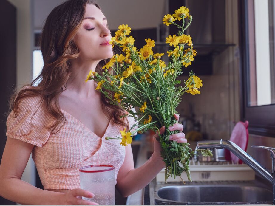 18P La jolie teen Julietta renifle des fleurs fraîchement coupées avant de se mettre nue dans sa cuisine