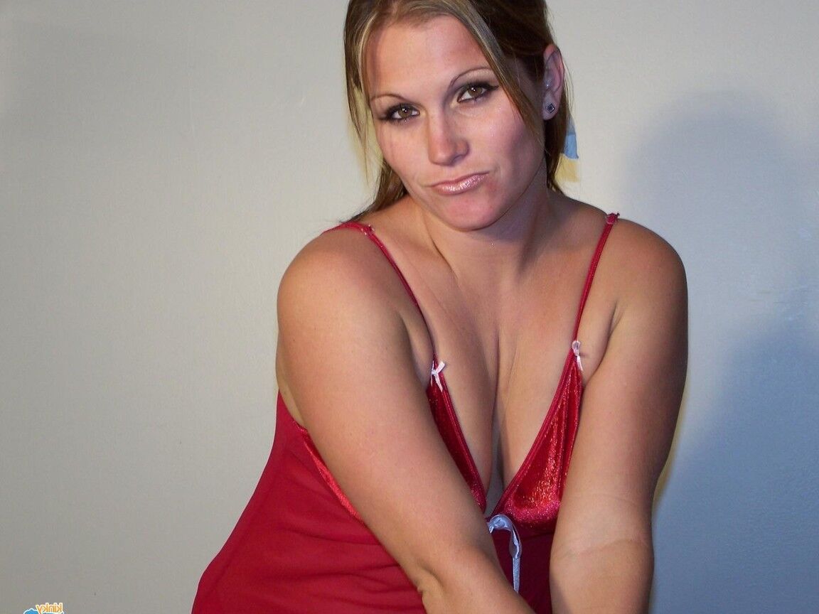 16P First timer Toni Faye ditches red lingerie before toying her creamy pussy