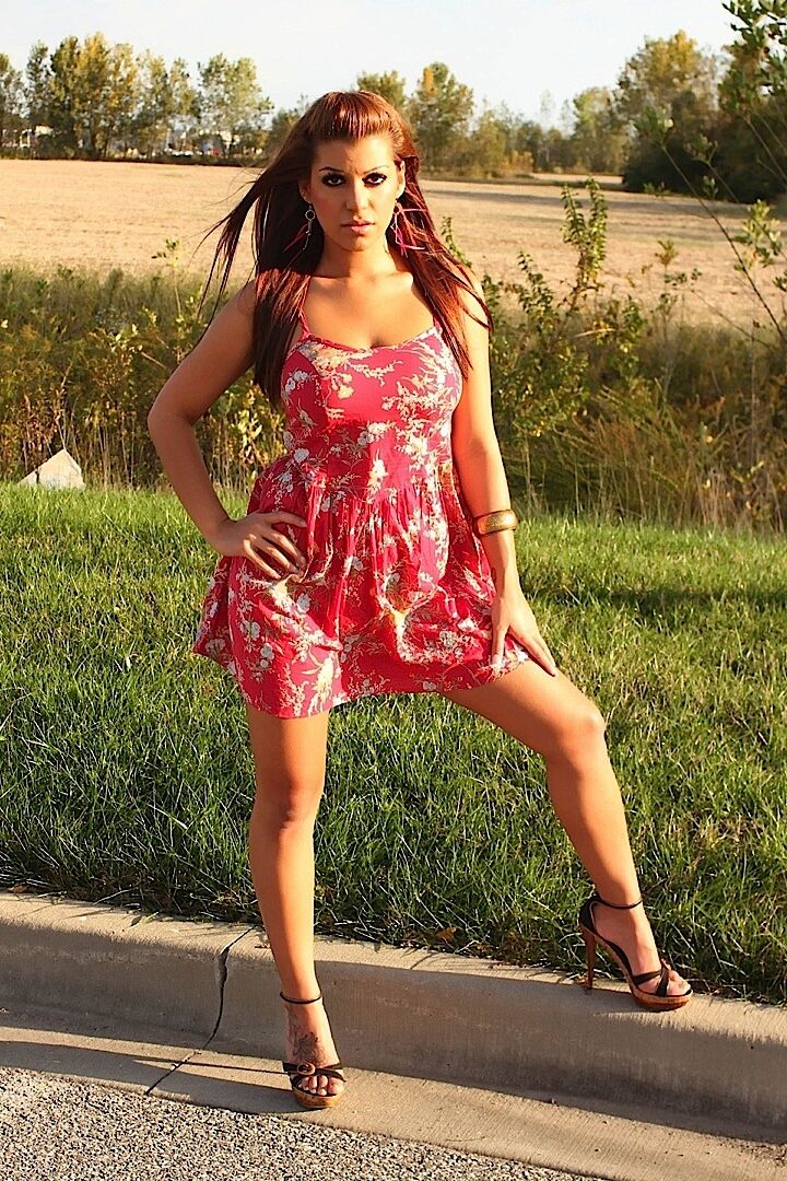 15P Briana Lee, une amatrice solo, montre ses seins et sa chatte à la campagne.
