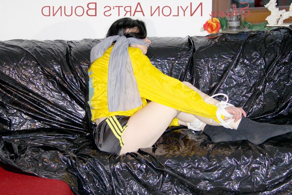 16P セクシーな衣装を着たソファの上でロープとボールギャグで縛られて猿ぐつわをされたルーシー