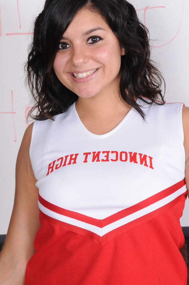 18P Die dunkelhaarige Cheerleaderin Christina Moure zieht ihre Uniform aus
