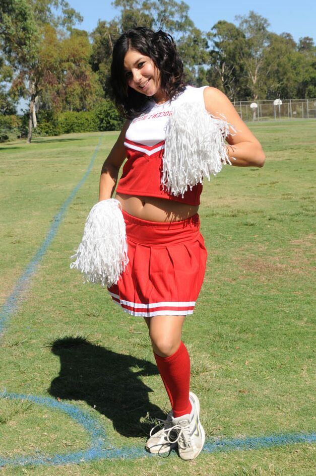 18P Die dunkelhaarige Cheerleaderin Christina Moure zieht ihre Uniform aus