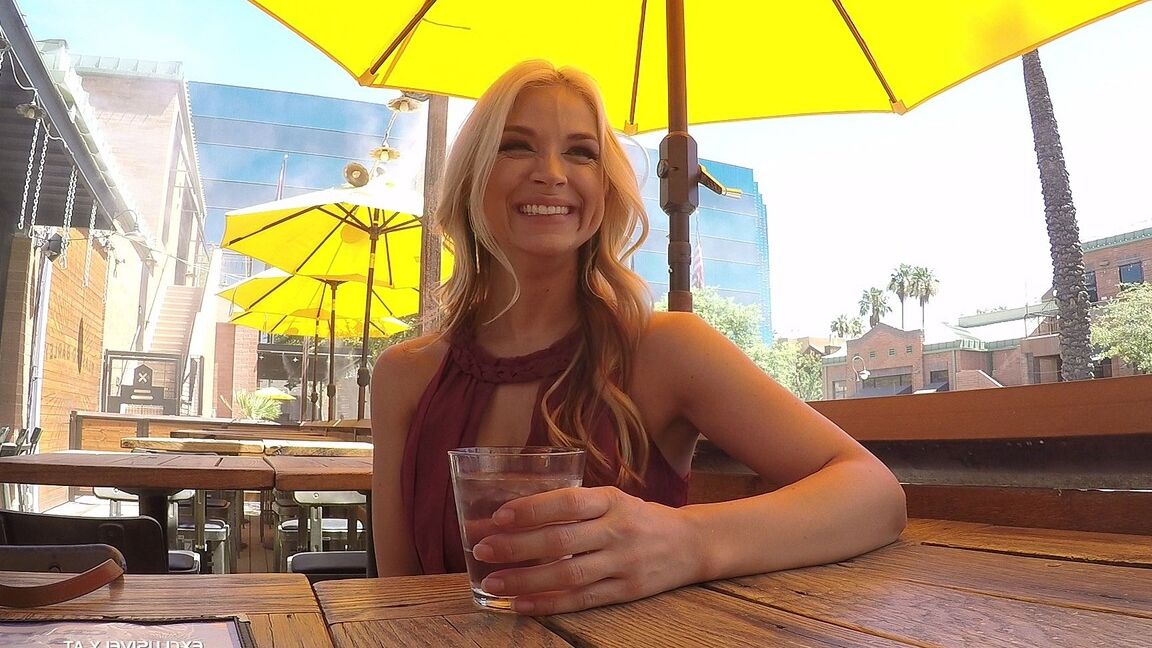 16P Die blonde Schlampe Sarah Vandella trinkt nach einem Gangbang Sperma aus einem Cocktailglas