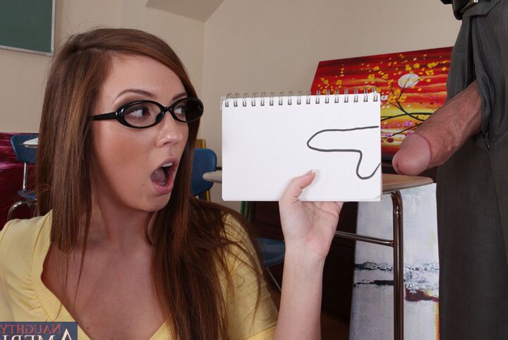 12P Maddy Oreilly, étudiante rousse, se fait baiser en portant ses lunettes