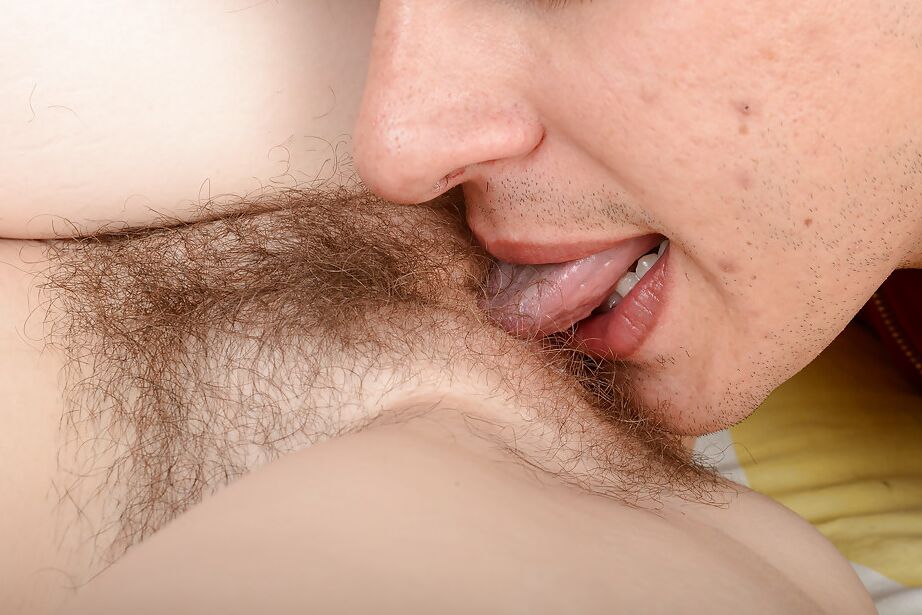 16P Chica amateur Lara Brookes lamida y follada por su coño peludo