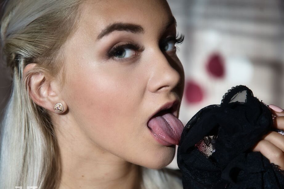16P La joven rubia platino Marilyn Sugar se mete los dedos en el coño calvo después de desnudarse