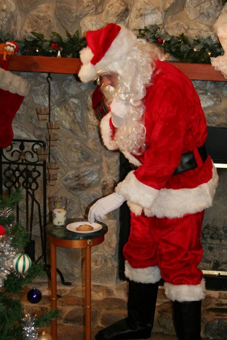 21P Mature sluts enjoying a sizzling FFM threesome with a Naughty Santa on Xmas