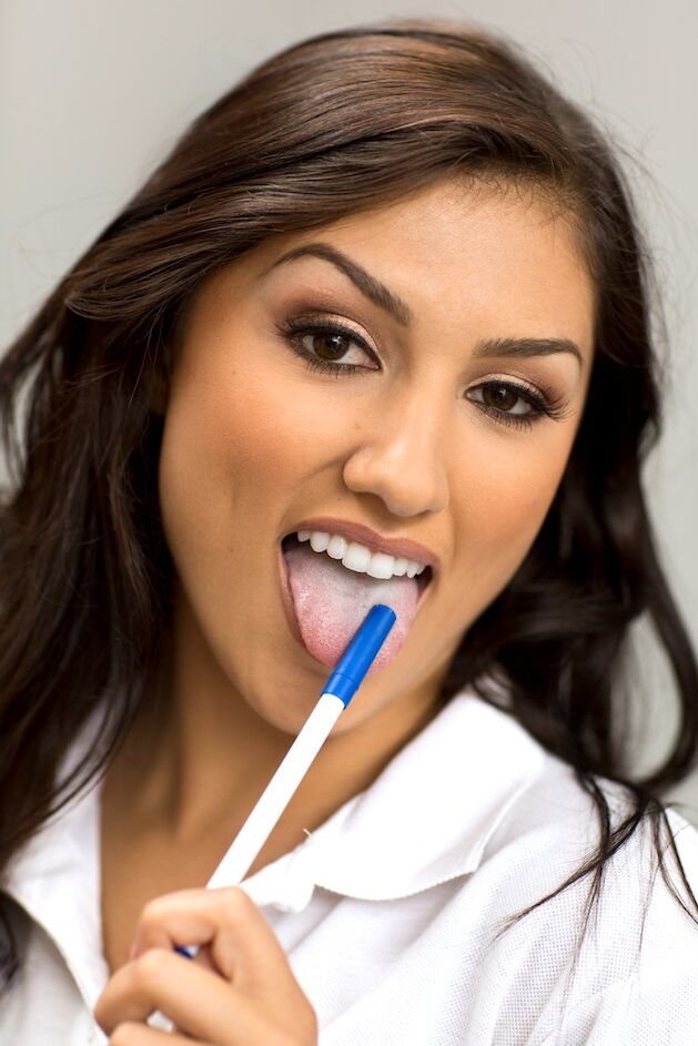 20P A atraente estudante Scarlet Banks acaricia pequenos seios naturais