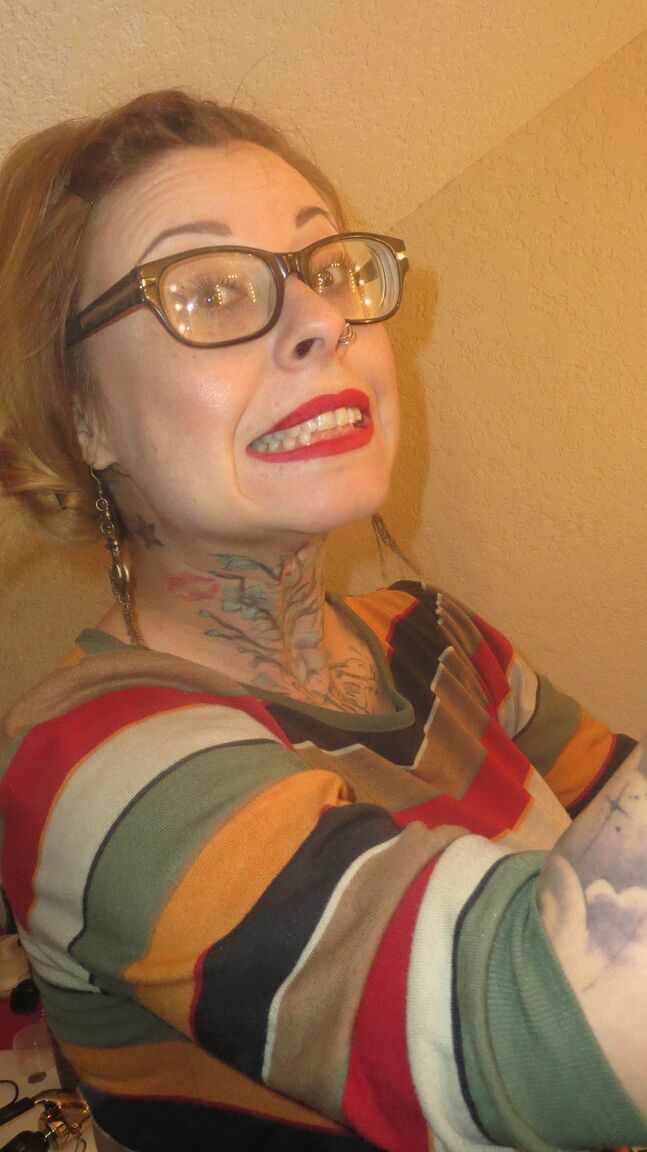 17P La morena tetona J Love muestra su cuerpo sexy y monta una buena polla