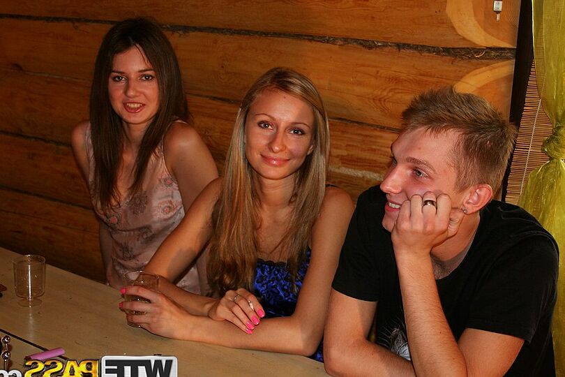 16P College students participate in group sex while vacationing at a log cabin