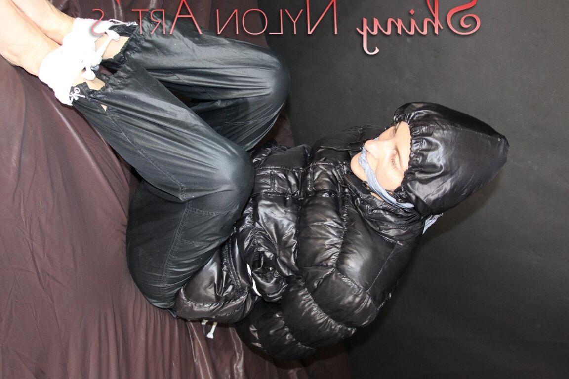 16P Assistindo a sexy SONJA vestindo uma sexy calça de chuva preta de náilon brilhante e uma preta