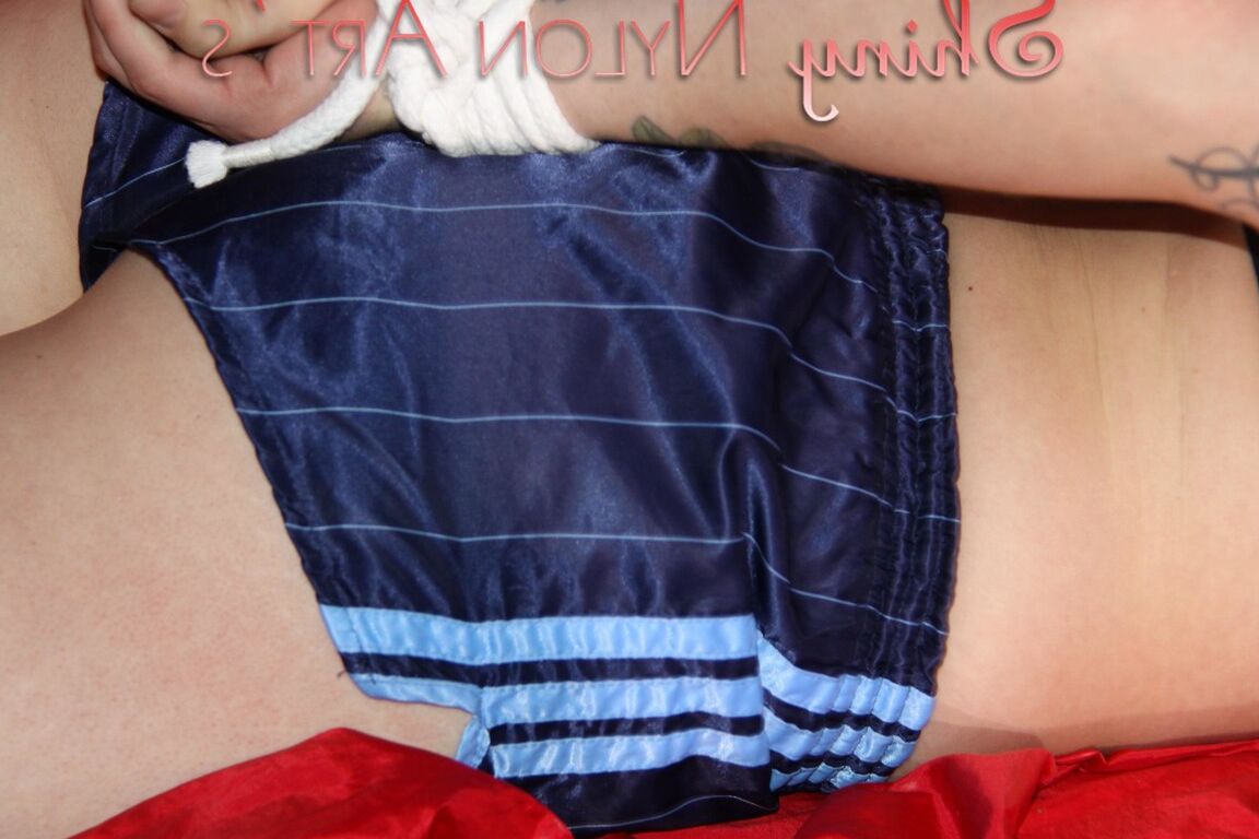 16P COURTNEYNEW MODELLsendo amarrado e amordaçado com cordas e uma mordaça de pano em um sofá