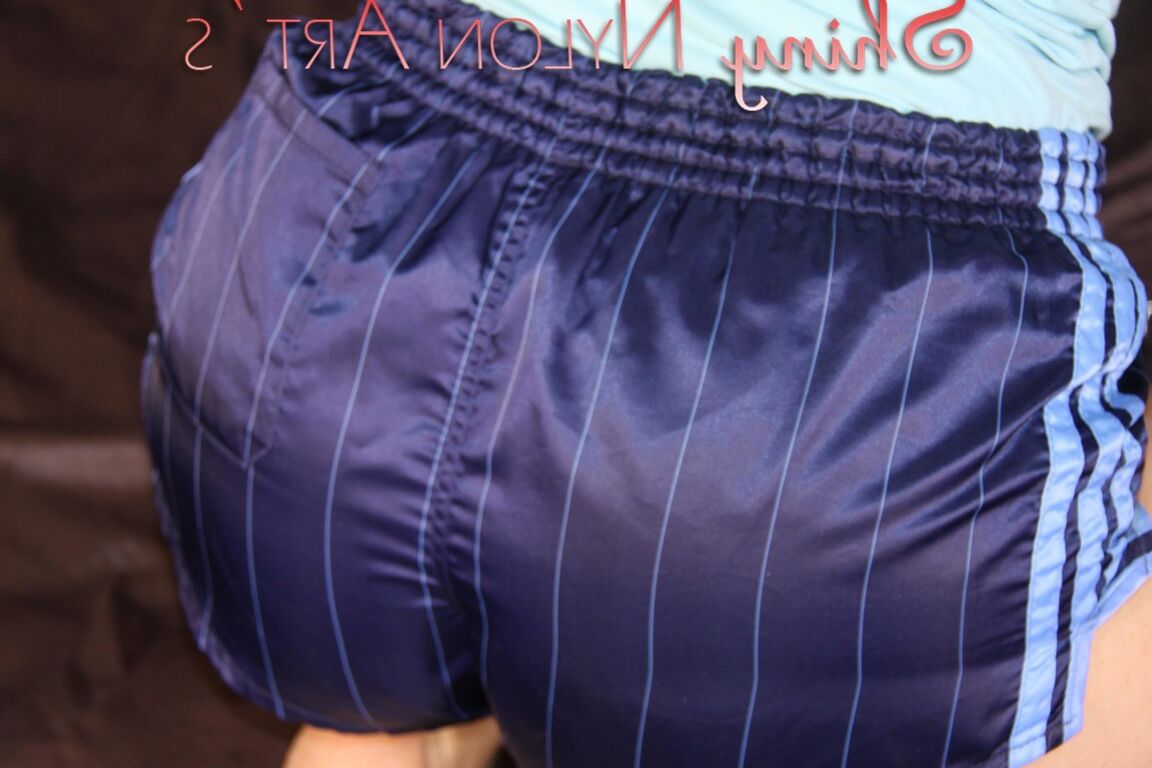 16P Sonja sendo amarrada e amordaçada com algemas e uma mordaça em uma cama usando uma roupa sexy