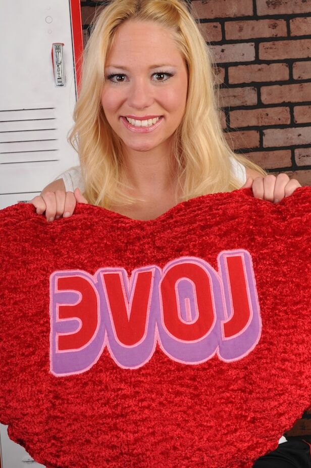 20P La jeune blonde Grace Wood se déshabille dans le vestiaire