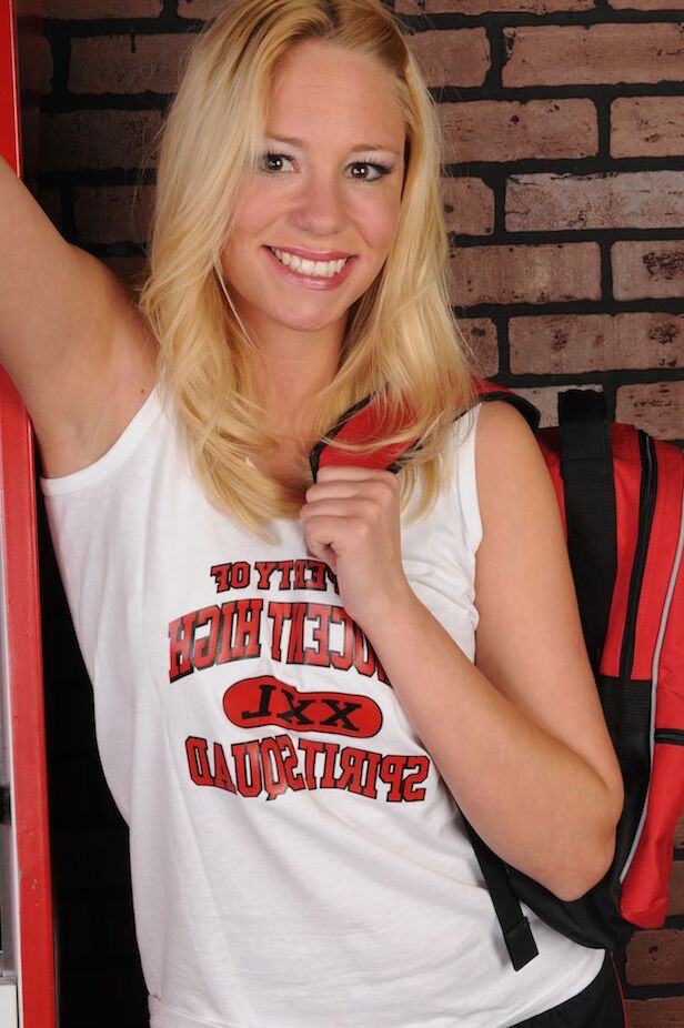 20P La jeune blonde Grace Wood se déshabille dans le vestiaire