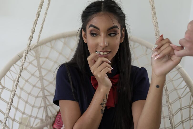 19P A beleza de cabelos negros que Claire Black pegou na escola