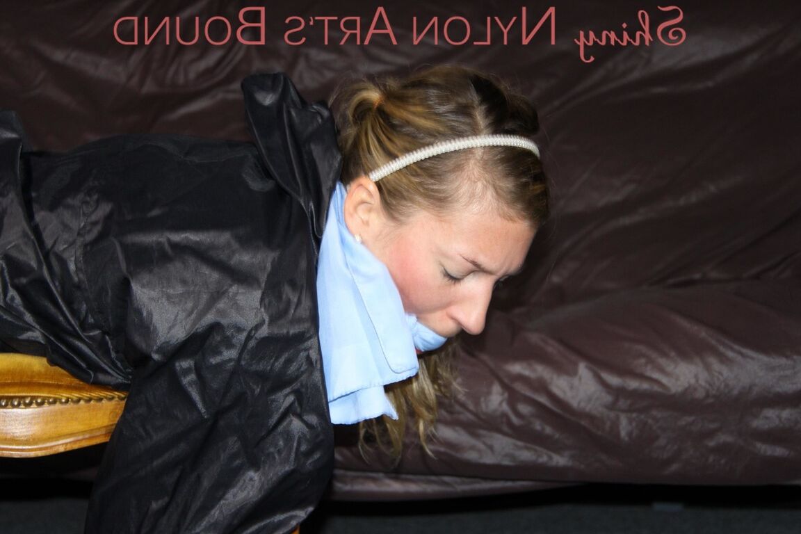 16P Наблюдаю за сексуальной Сандрой в сексуальных синих блестящих нейлоновых штанах и дождевике.