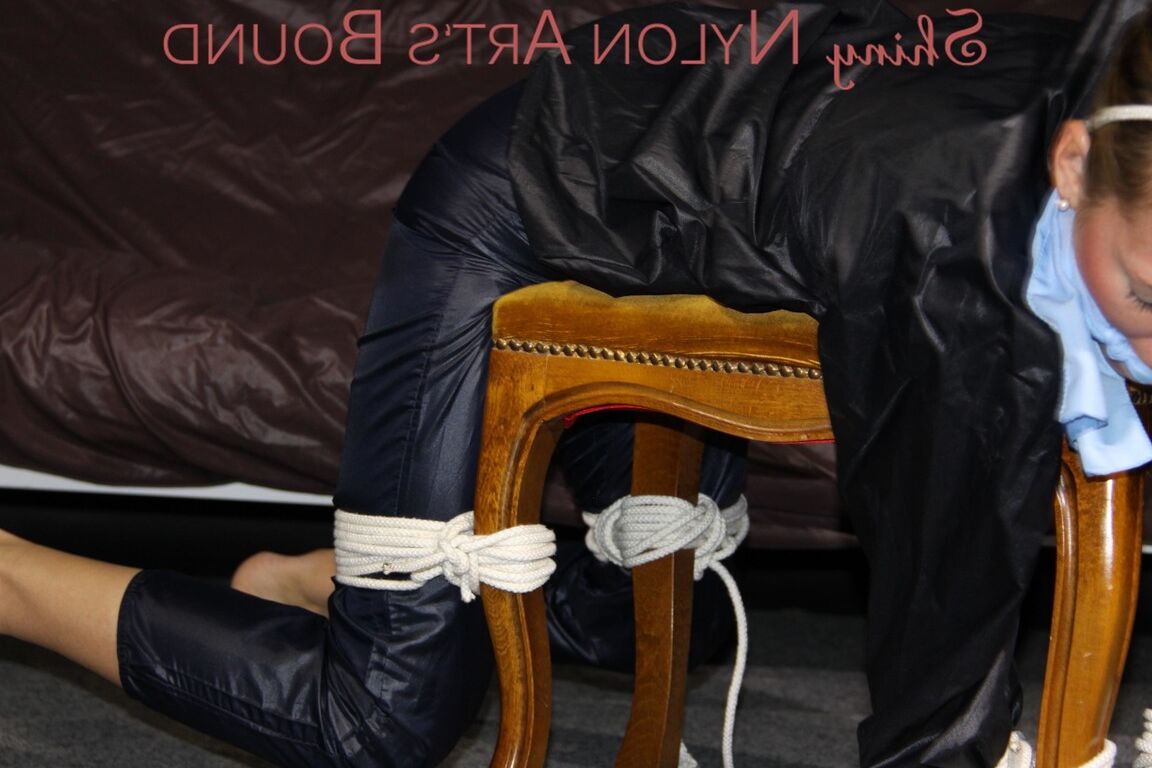 16P Наблюдаю за сексуальной Сандрой в сексуальных синих блестящих нейлоновых штанах и дождевике.