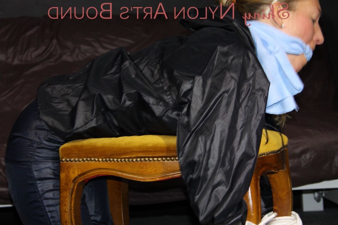 16P Наблюдаю за сексуальной Сандрой в сексуальных синих блестящих нейлоновых штанах и дождевике.