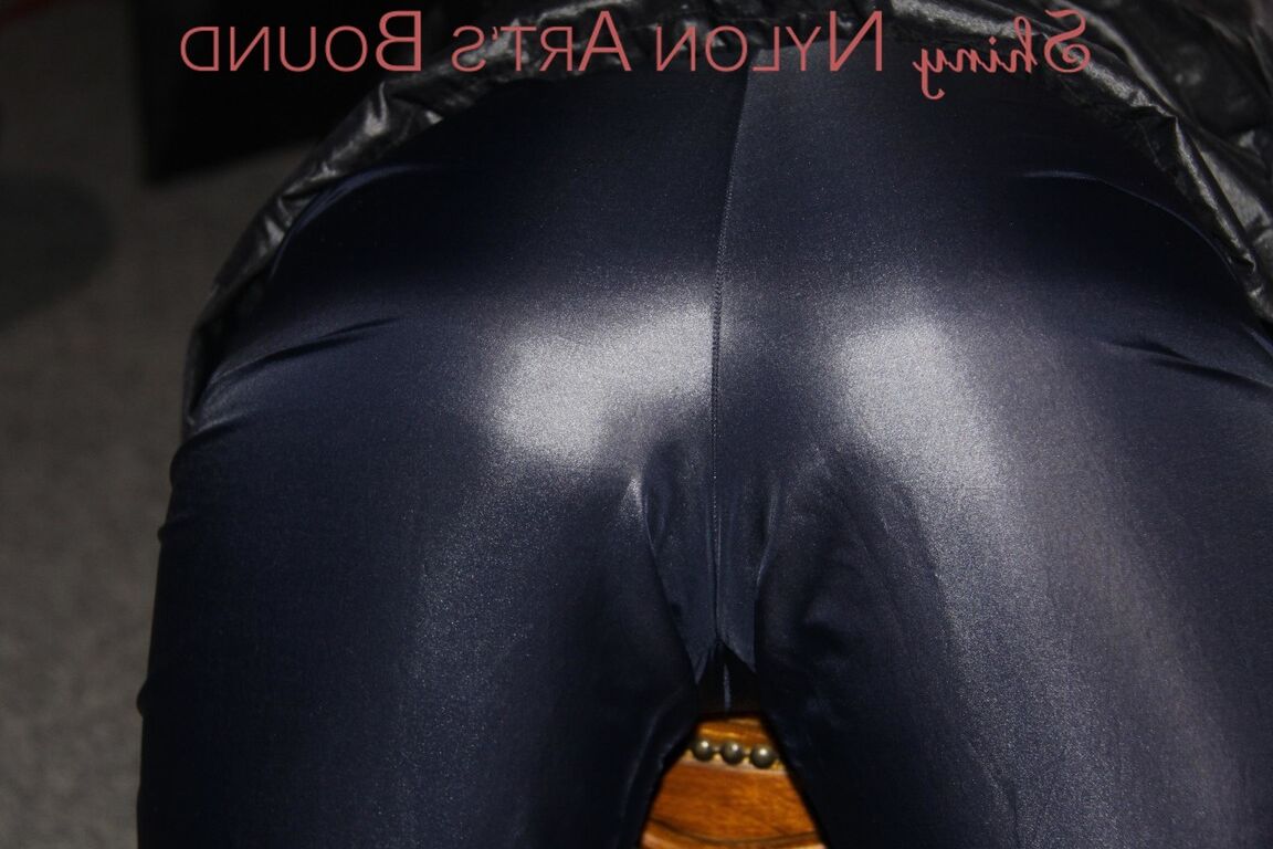 16P Наблюдаю за сексуальной Сандрой в сексуальных синих блестящих нейлоновых штанах и дождевике.