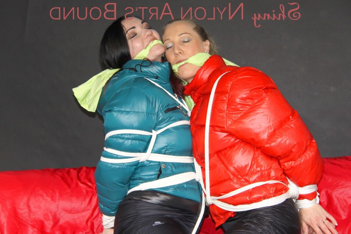 16P Sophie und Jill werden mit Seilen und Stoffknebeln gefesselt und geknebelt