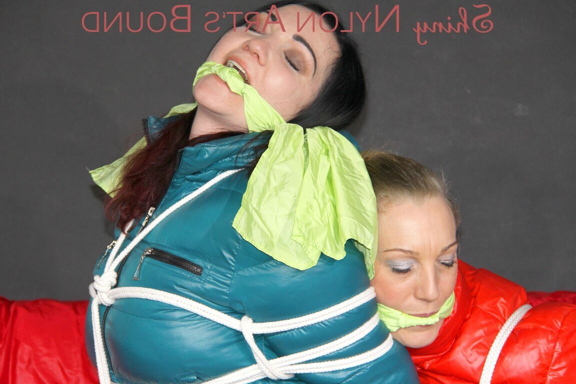 16P Sophie und Jill werden mit Seilen und Stoffknebeln gefesselt und geknebelt