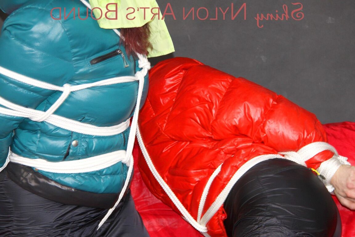 16P Sophie und Jill werden mit Seilen und Stoffknebeln gefesselt und geknebelt
