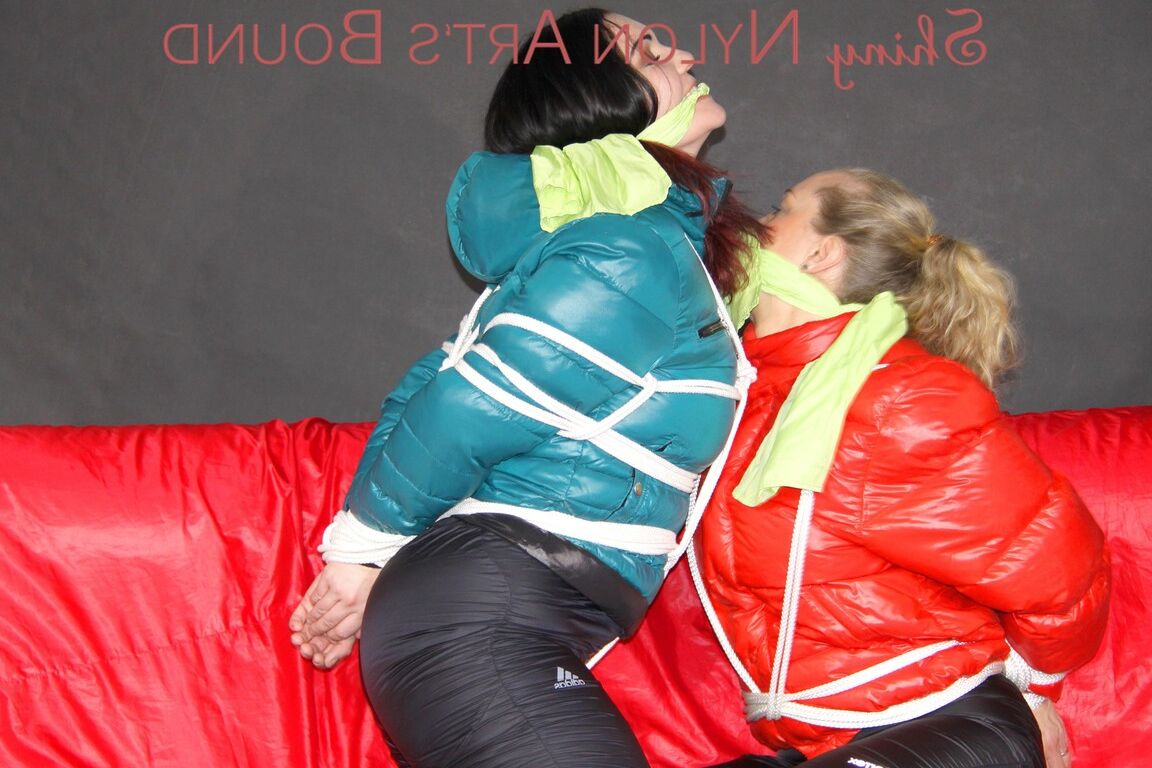 16P Sophie und Jill werden mit Seilen und Stoffknebeln gefesselt und geknebelt