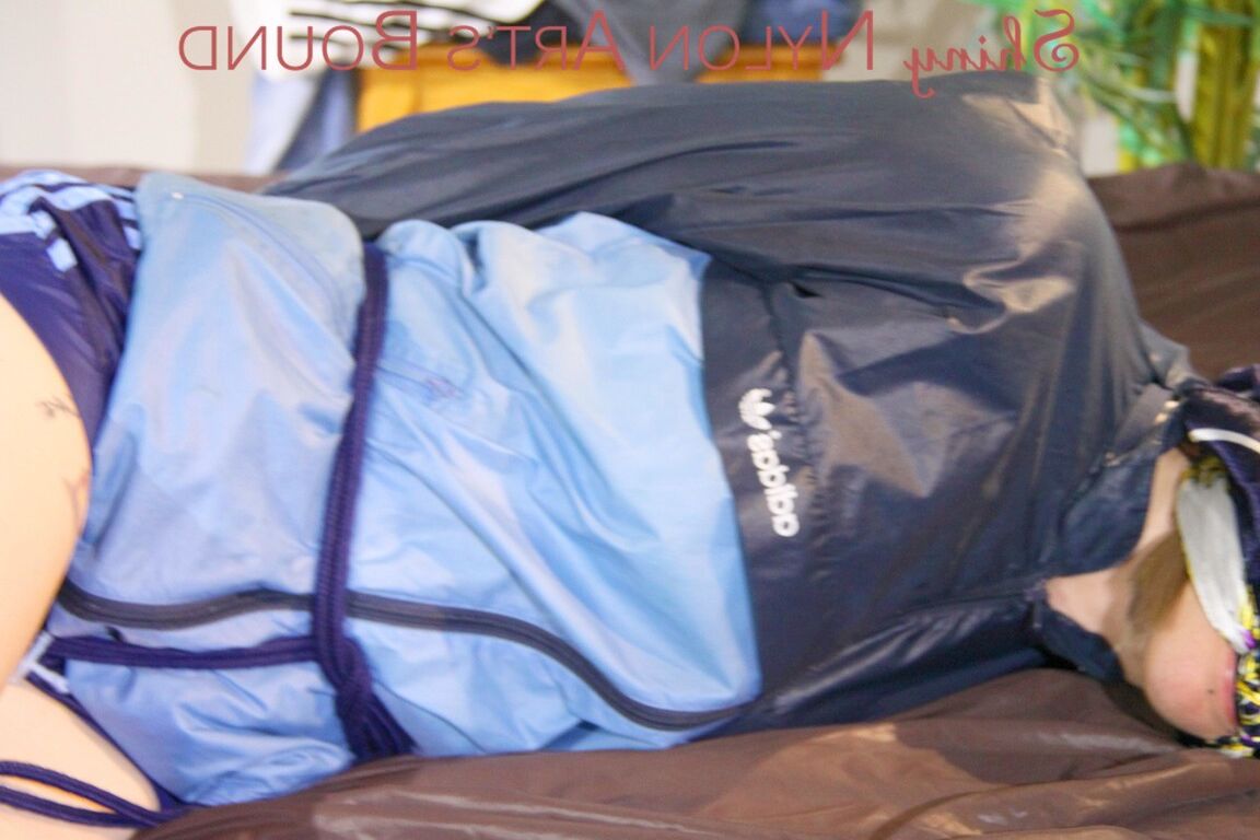 16P Mara attachée et bâillonnée sur le lit avec des cordes et un tissu vêtue de nylon brillant et chaud