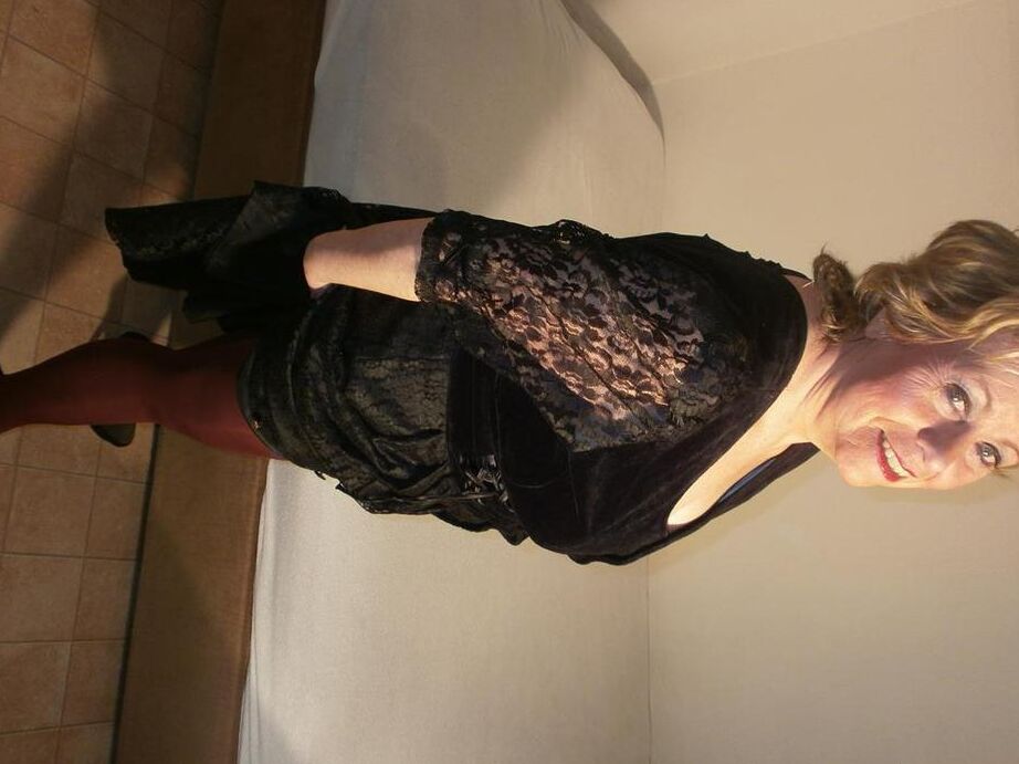 19P Rubia amateur caro se desliza pantimedias sobre su culo desnudo con tacones altos