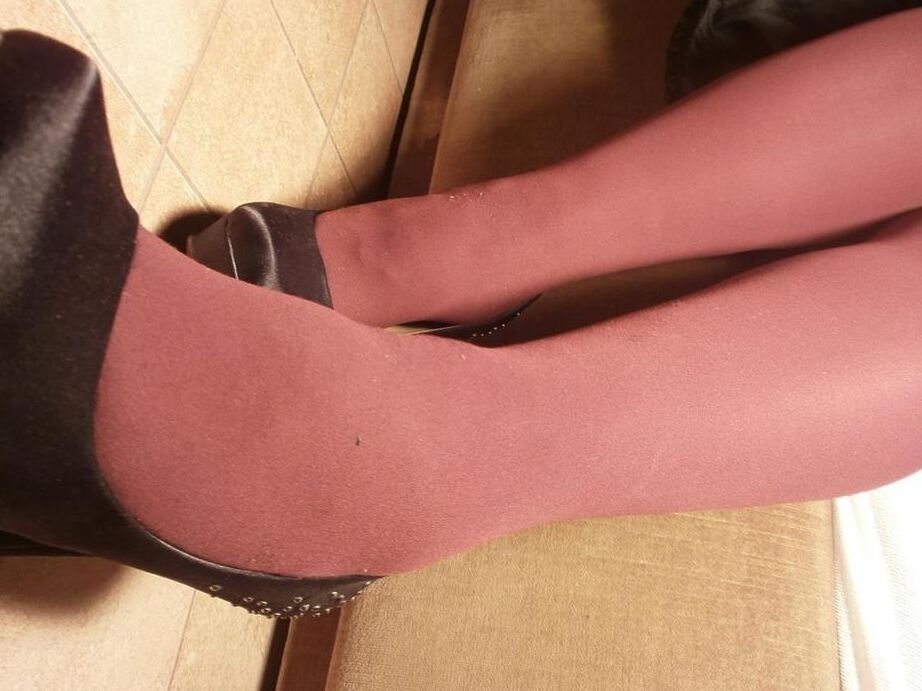 19P Rubia amateur caro se desliza pantimedias sobre su culo desnudo con tacones altos
