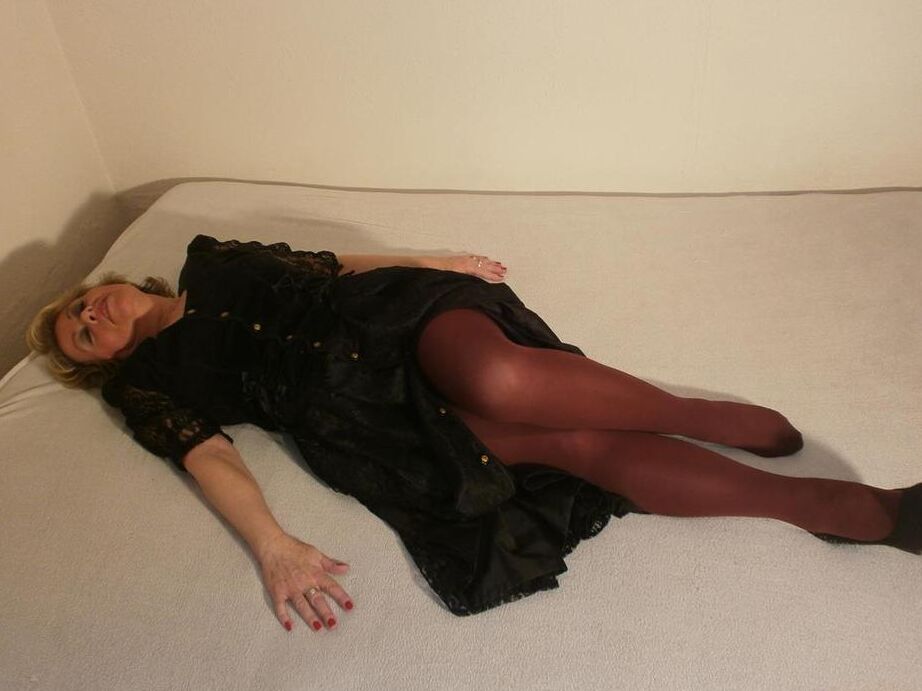 19P Rubia amateur caro se desliza pantimedias sobre su culo desnudo con tacones altos