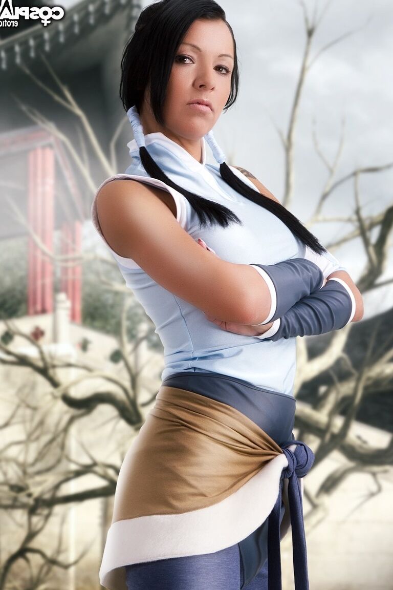 12P A garota de cabelos escuros Mea Lee trabalha seu corpo sexy quase sem roupas de cosplay
