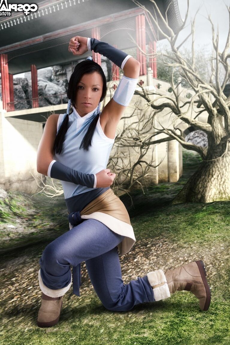 12P A garota de cabelos escuros Mea Lee trabalha seu corpo sexy quase sem roupas de cosplay