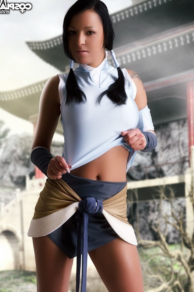 12P A garota de cabelos escuros Mea Lee trabalha seu corpo sexy quase sem roupas de cosplay