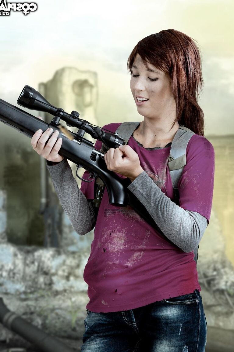 12P Pelirroja sexy se mete el cañón de su rifle en la vagina