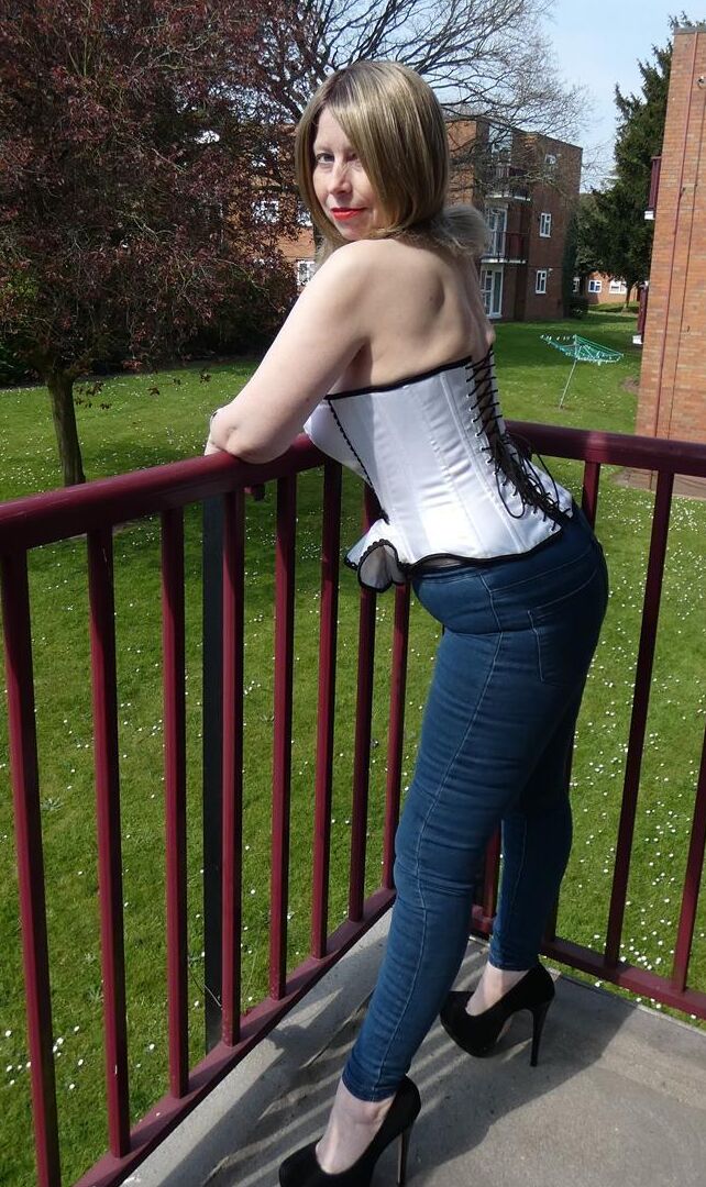 18P La femme amateur Posh Sophia écarte sa chatte dans un corset et des cuissardes