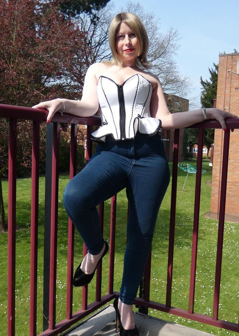 18P La femme amateur Posh Sophia écarte sa chatte dans un corset et des cuissardes