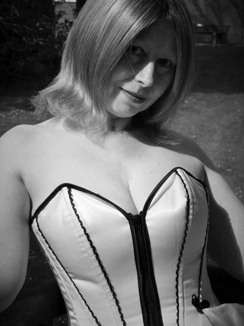 18P La femme amateur Posh Sophia écarte sa chatte dans un corset et des cuissardes