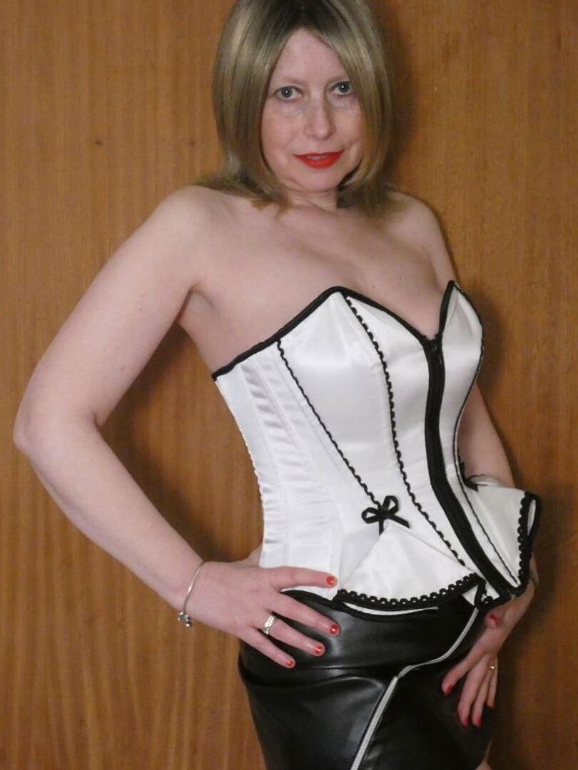 18P La femme amateur Posh Sophia écarte sa chatte dans un corset et des cuissardes