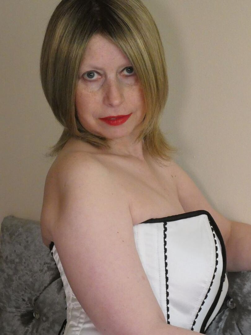 18P La femme amateur Posh Sophia écarte sa chatte dans un corset et des cuissardes
