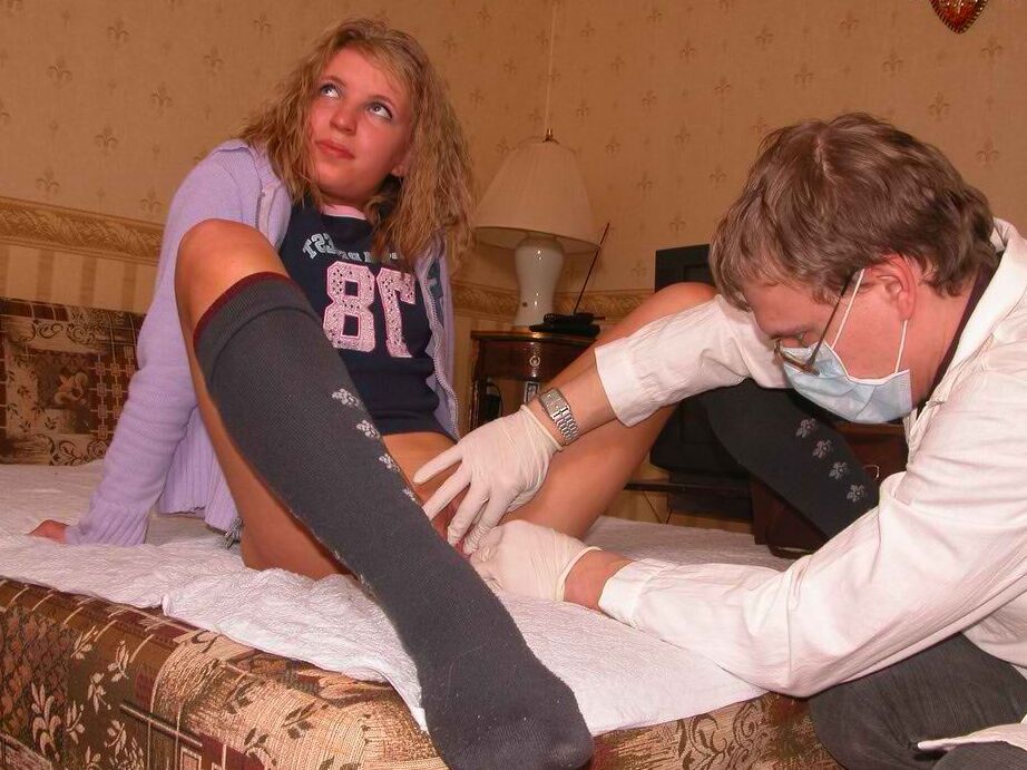 10P La adolescente rubia Susan es revisada por un médico antes de perder su virginidad