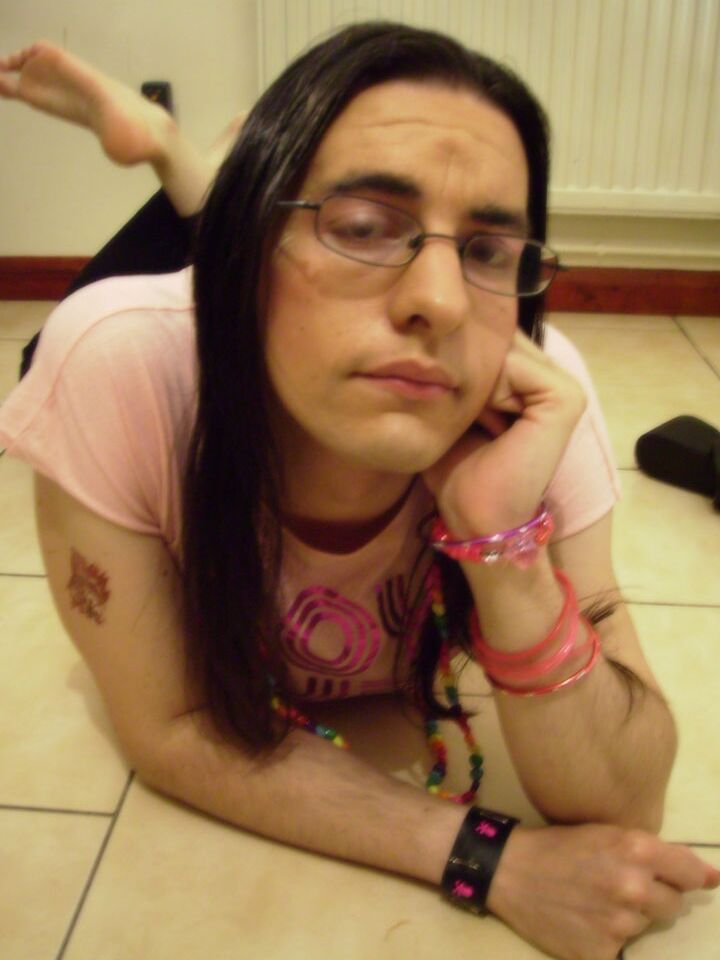 16P Essa crossdresser adora vestir suas lindas roupas rosa para a câmera